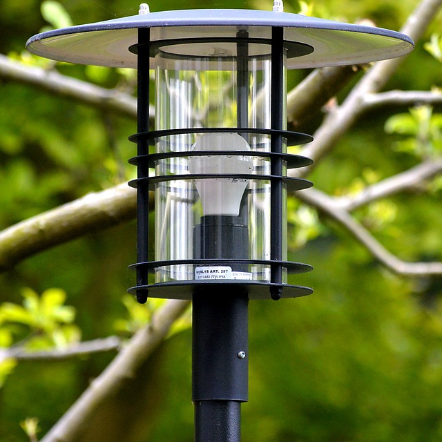 Lampa słupek – doskonały dodatek do każdego ogrodu